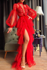 Vestido de noche rojo de manga larga con abertura alta